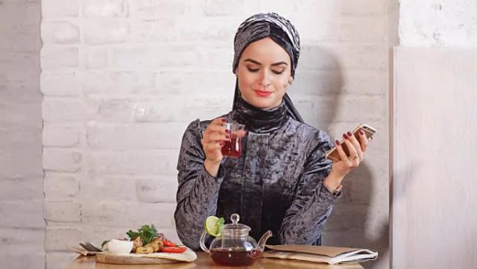 使用手机的快乐穆斯林妇女肖像