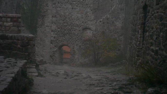 黑山，酒吧。在旧堡垒的废墟里下雨。