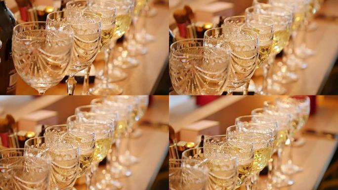 一排装满香槟的玻璃杯排成一排，准备上菜。
