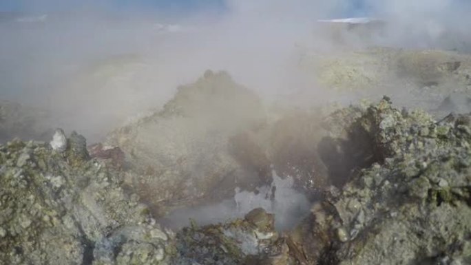 被硫磺温泉包围的喷气孔火山沸腾泥锅