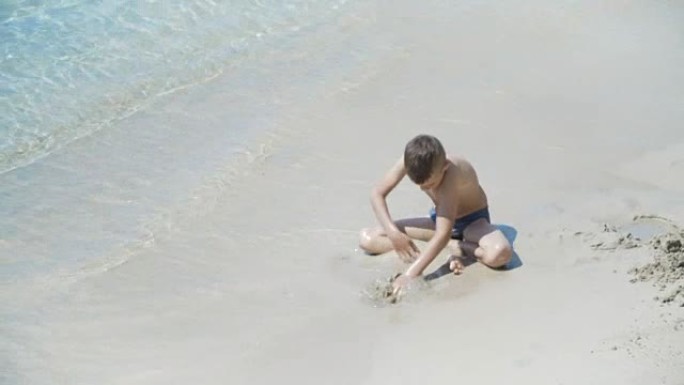 在沙滩上玩耍的孩子