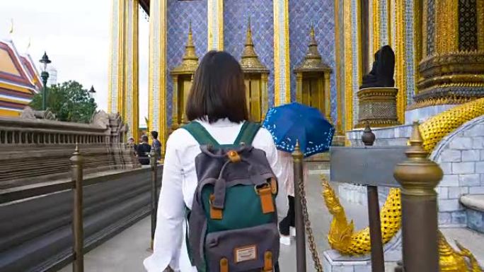 在泰国曼谷大皇宫旅行的年轻女性游客