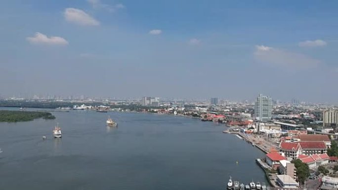 泰国-2017年12月: 空中拍摄平移泰国湾知识博物馆和萨穆特普拉卡恩公园塔的全景。