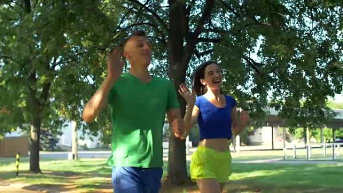 健康活跃的情侣跑步者在公园会见朋友