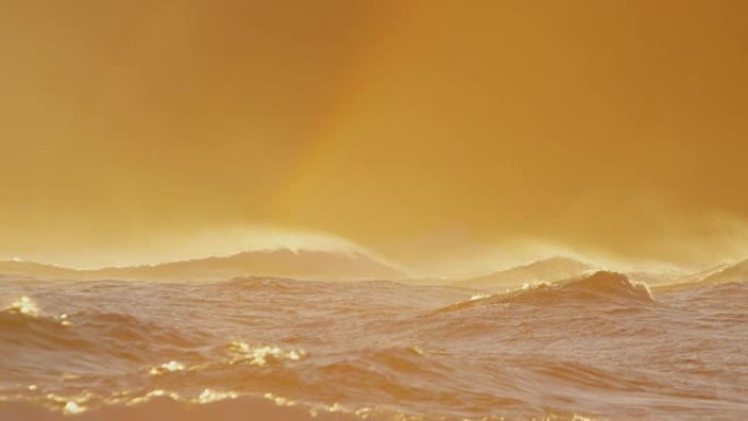 夏威夷的海岸线，日落时海浪