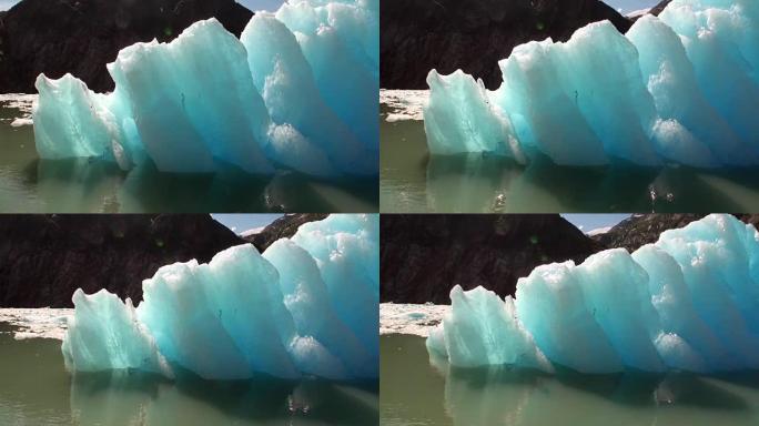 在阿拉斯加水上太平洋上的山的背景上移动浮冰。