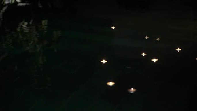 蜡烛在游泳池里游泳