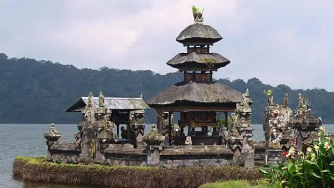 普拉乌伦达努布拉坦寺。延时。印度尼西亚巴厘岛布拉坦湖。