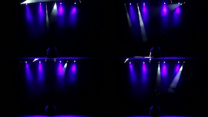 灯光明亮的舞台上歌手的剪影
