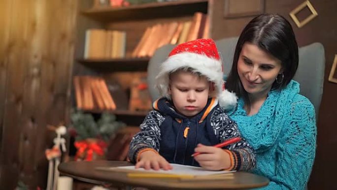 母亲和小儿子给圣诞老人写信