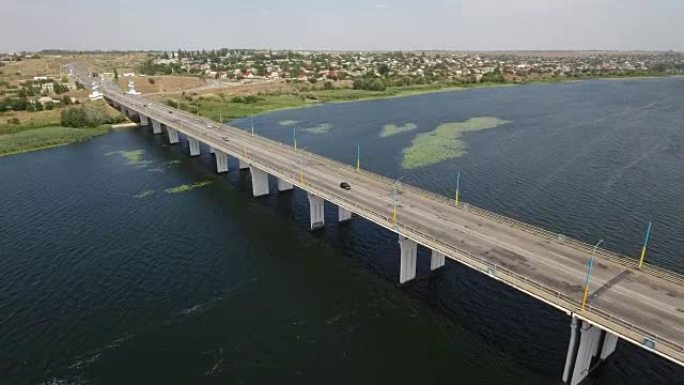 航拍的一个长长的柏油路桥与汽车交通在夏季Dnipro