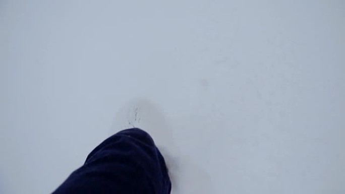 冬天。腿在雪地里行走