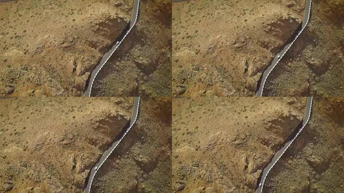 在富埃特文图拉 (Fuerteventura) 蜿蜒的山路上行驶的汽车的鸟瞰图。