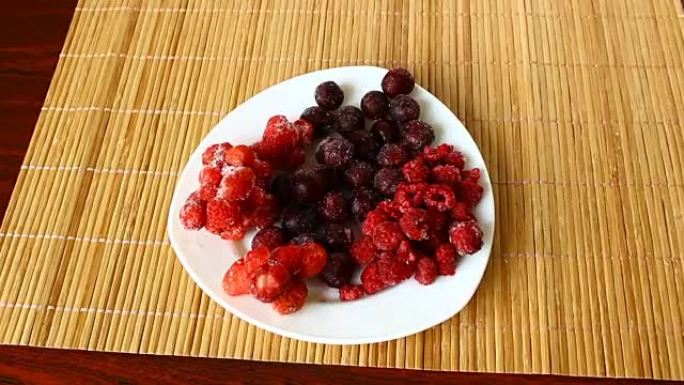 冷冻草莓、樱桃和覆盆子。美味的甜水果。