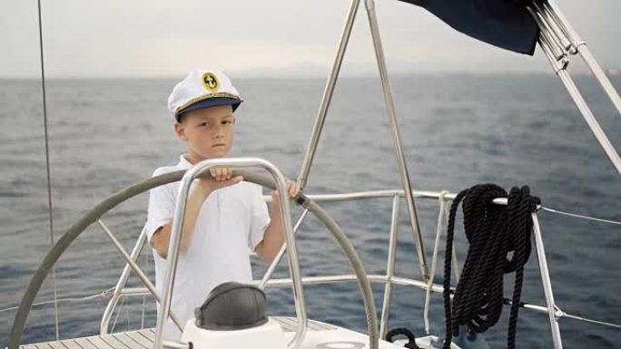 Litle儿童船长在比赛中掌舵驾驶游艇