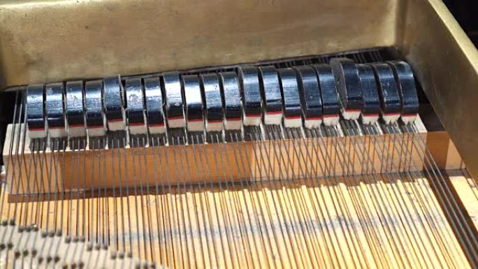 钢琴锤，旧钢琴内部的机械锤和琴弦，钢琴锤机构