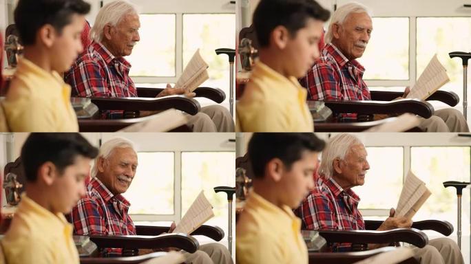 孙子和爷爷看书在家放松