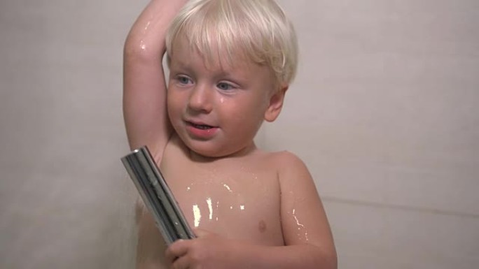 一个两岁的男孩在淋浴时洗澡