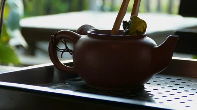 在中国传统茶道中用勺子去除茶叶