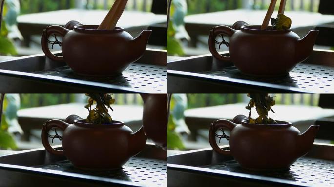 在中国传统茶道中用勺子去除茶叶
