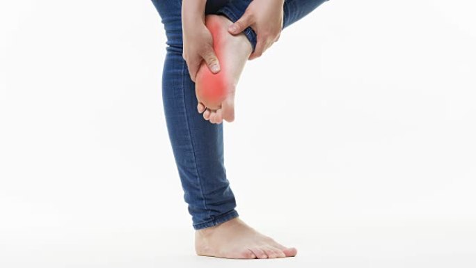 女人腿部疼痛，白色背景上的女性脚按摩