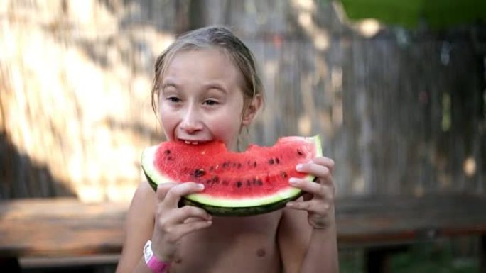 快乐的小女孩吃瓜