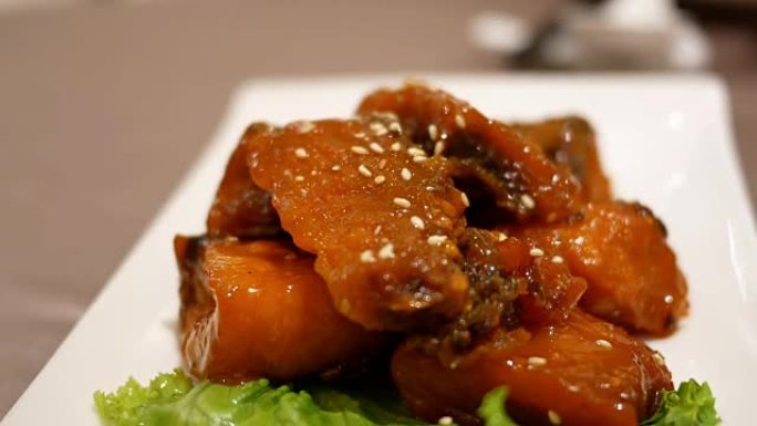 中国餐厅内餐桌上蜂蜜釉面叉烧开胃菜的运动