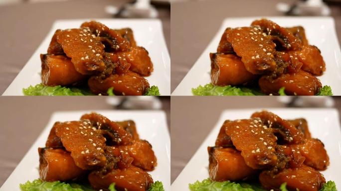 中国餐厅内餐桌上蜂蜜釉面叉烧开胃菜的运动