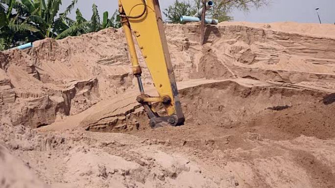 挖掘机在处置场挖沙 (特写)