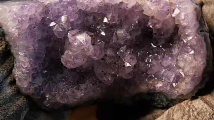 地质学家手握着来自矿山的紫水晶晶体矿物
