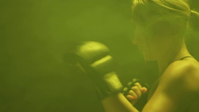 雾蒙蒙的深黄色背景上的运动高加索女子太极拳的个人资料