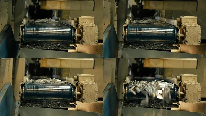 从工厂的传送带中流出的金属废料