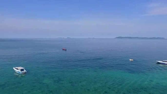大风天在公海航行的游艇的壮丽景色。无人机视图-鸟瞰角度，小天堂岛，泰国。泰国安达曼海Koh Lipe