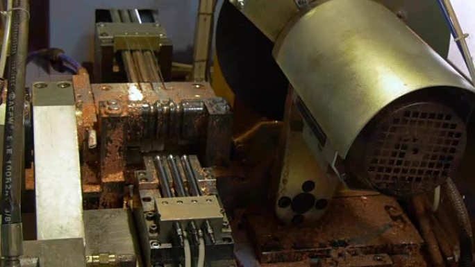 工业机械上金属铜管的弯曲和切割。