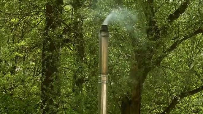 烟从烟囱里冒出来。屋顶上的管道。烟囱。