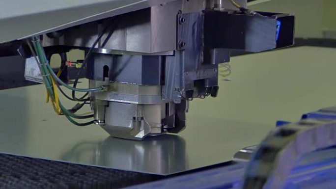 工业数控机床上金属板的切割孔冲压。