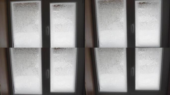 玻璃门上满是雪和冰