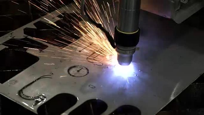 工业机器人激光切割机切割金属零件精度高。金属加工数控铣床。切削金属现代加工技术。