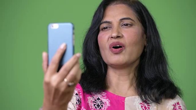 成熟美丽的印度女人用电话视频通话