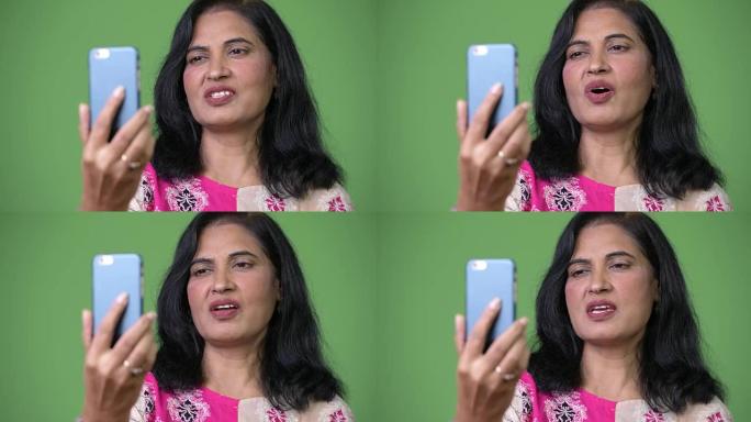 成熟美丽的印度女人用电话视频通话