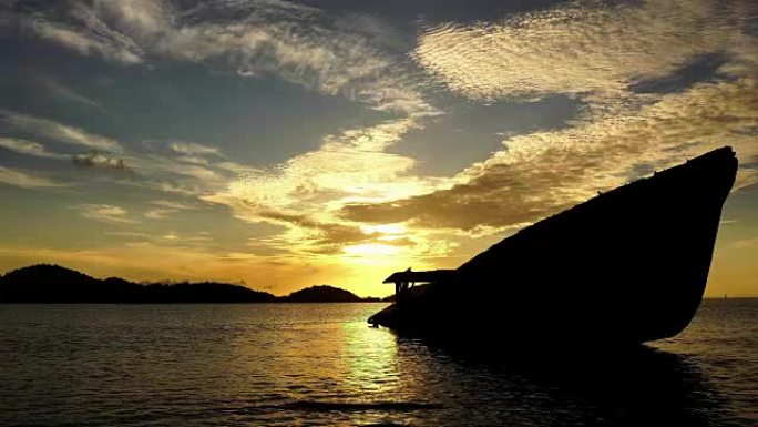 泰国普吉岛安达曼海海滩上的沉船，美丽的日出或日落