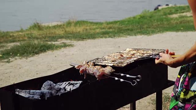 在湖上准备烧烤的人。