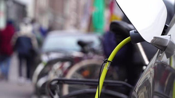 背景上的电动汽车充电阿姆斯特丹的一辆自行车