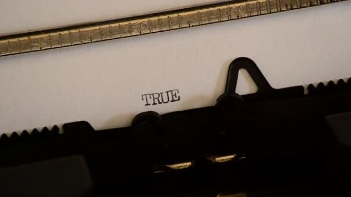 用一台旧的手动打字机键入单词TRUE