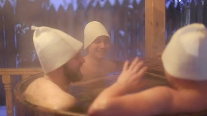 微笑的男人冬天在室外热水浴缸里放松