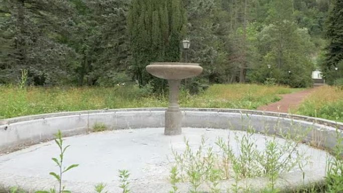 在佐治亚州罗曼诺夫宫-博尔乔米公园的古老喷泉周围