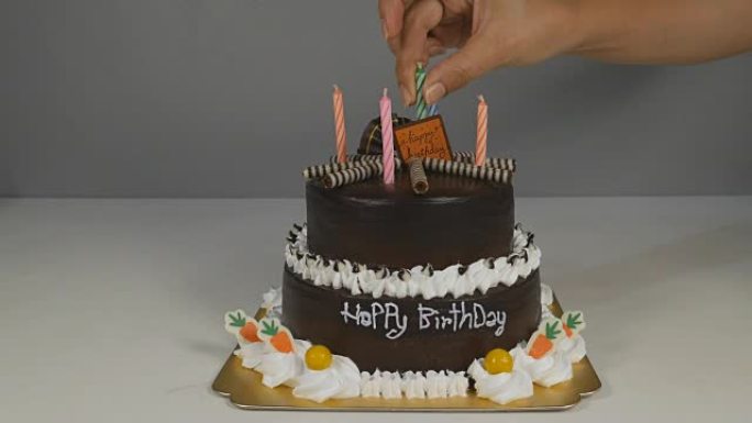 4k的生日快乐蛋糕，在黑暗中燃烧螺旋蜡烛
