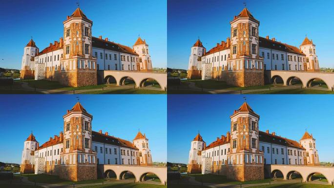 白俄罗斯米尔。米尔城堡建筑群。封建建筑合奏，古代文化纪念碑，联合国教科文组织世界遗产。蓝色天空下夏季