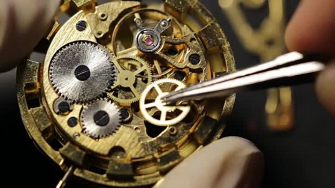 钟表匠正在修理机械表，机械表维修，特写