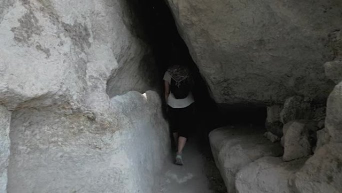 年轻女孩走进佐治亚州瓦尔德齐亚洞穴修道院